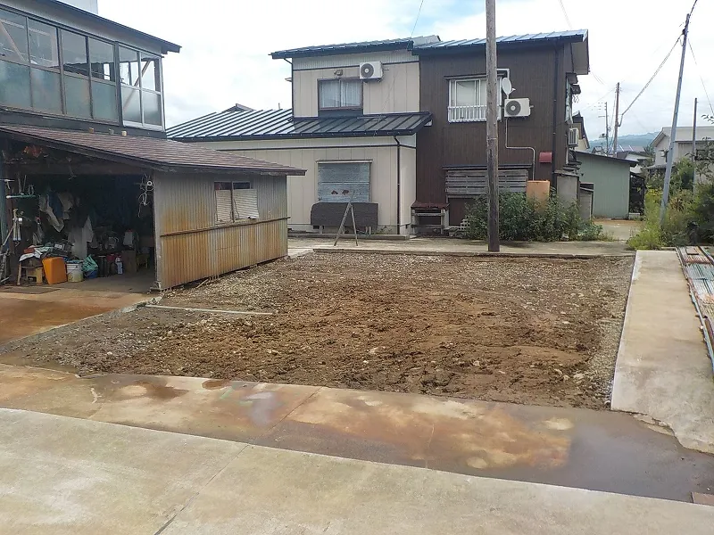 住宅の脇に建つ土蔵（14坪）の解体後
